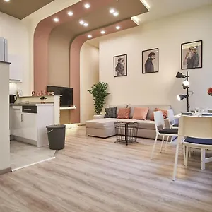 Apartment F4 Design Apartment-, Budapest